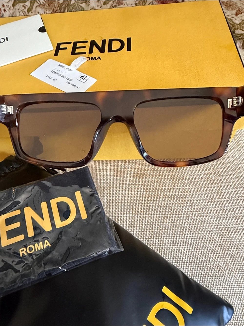 Fendi FE40091U NWT sunglasses W/bold rectangular frame,light tortoise acetate